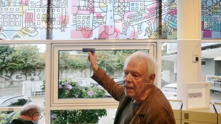 Hans Böhm, Sohn des Künstlers Heinz Böhm bei der Installation des Bildes in der Alten Post in Babelsberg.