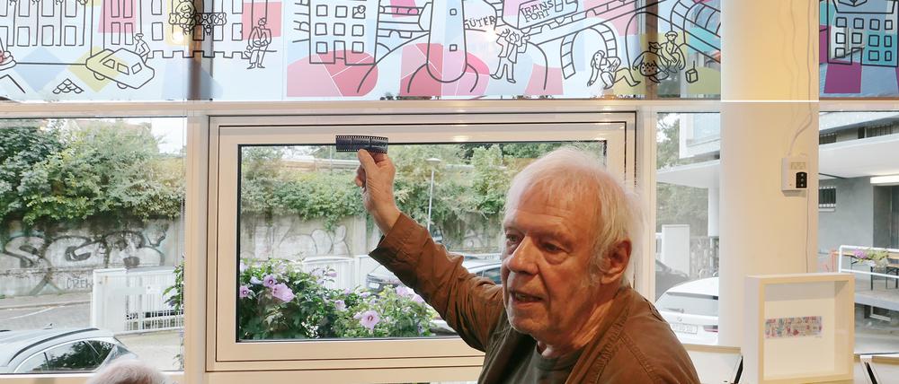 Hans Böhm, Sohn des Künstlers Heinz Böhm bei der Installation des Bildes in der Alten Post in Babelsberg.