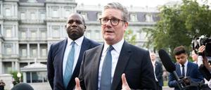 Premierminister Keir Starmer und Außenminister David Lammy (links, hinter ihm) beim Besuch in Washington am Freitag