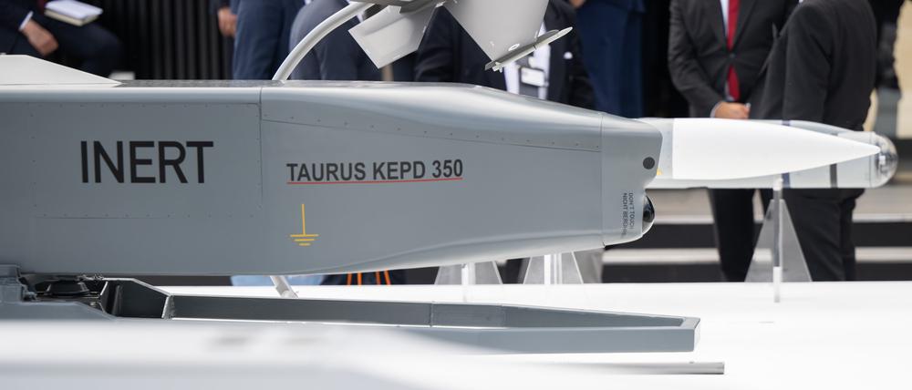 Ein Modell des Marschflugkörpers Taurus KEPD-350 der Taurus Systems GmbH steht während der Internationalen Luft- und Raumfahrtausstellung (ILA) am Stand von MBDA Deutschland (Symbolbild).