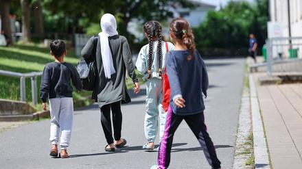 Geflüchtete auf dem Gelände einer Zentralen Aufnahmeeinrichtung in Bayern.