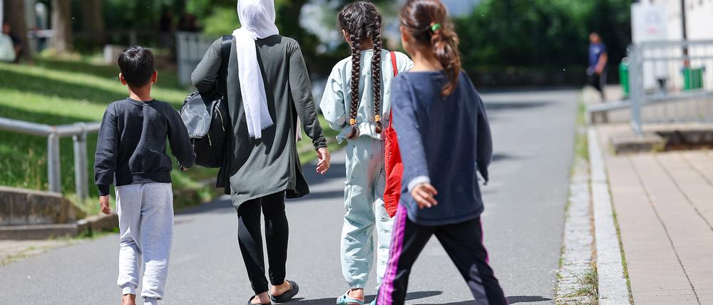 Geflüchtete auf dem Gelände einer Zentralen Aufnahmeeinrichtung in Bayern.