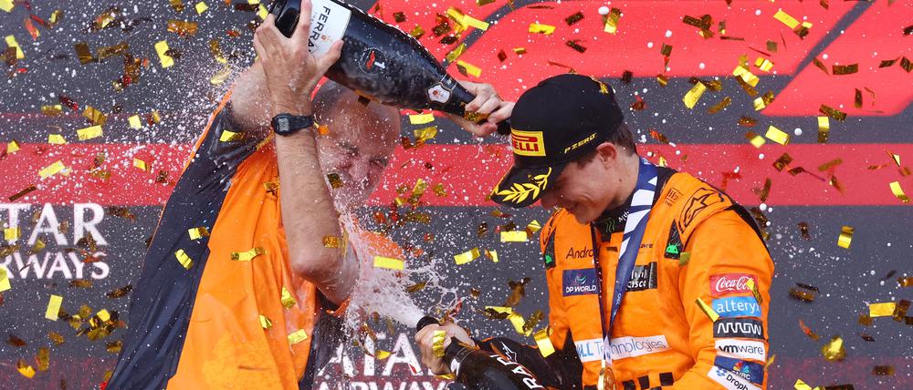 McLaren’s Oscar Piastri feiert seinen Sieg im Rennen um den Großen Preis von Aserbaidschan.