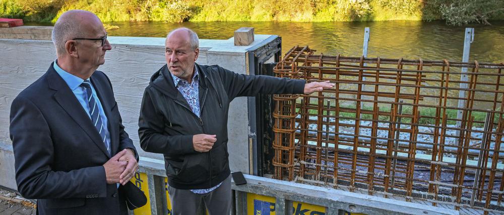 In Brandenburg wurde beim Hochwasserschutz in den vergangenen Jahren deutlich nachgerüstet. Ministerpräsident Dietmar Woidke und Fred Mahro, Bürgermeister von Guben, haben sich davon einen Eindruck gemacht.