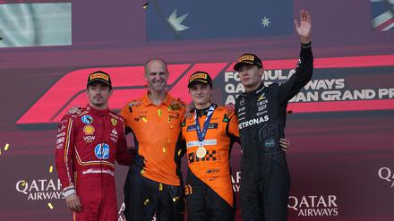 Oscar Piastri (M) gewann in Baku vor Charles Leclerc (l) und George Russell (r).
