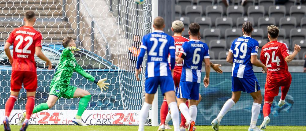 Dawid Kownacki (r) führte Fortuna Düsseldorf zum Sieg in Berlin.