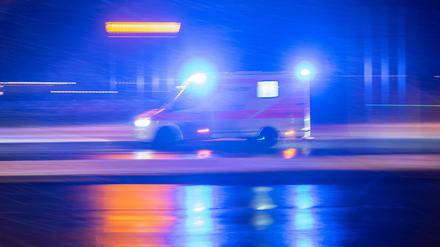 Ein Krankenwagen ist mit Blaulicht im Einsatz. 