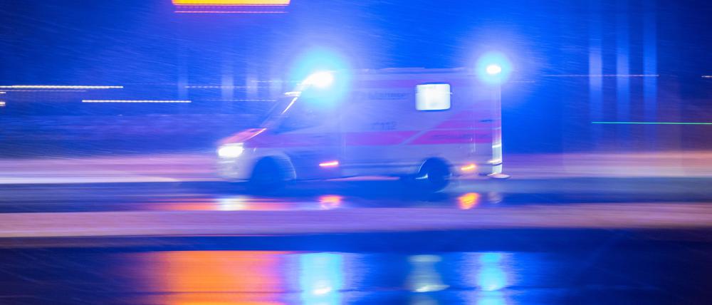 Ein Krankenwagen ist mit Blaulicht im Einsatz. (Symbolbild)