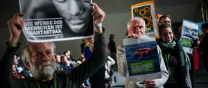 Ringen um den richtigen Kurs: Delegierte demonstrieren beim Bundesparteitag der Grünen im November 2023 für Asyl und Migration.