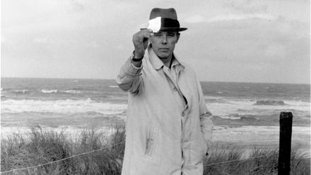 Was will er uns sagen? Joseph Beuys mit einer Spiegelscherbe, 1976 am Strand des niederländischen Küstenortes Scheveningen.