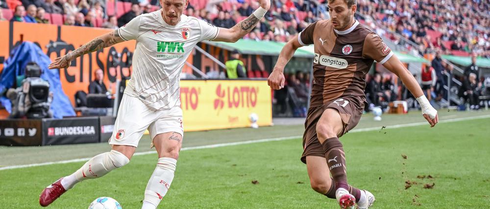 Augsburgs Marius Wolf (links) im Zweikampf mit Pauli-Profi Lars Ritzka.