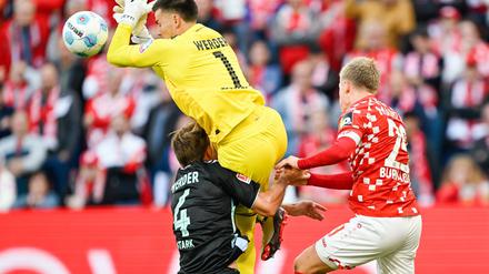 Bremens Torwart Michael Zetterer leitete das 1:1 der Mainzer mit einem Fehler ein.