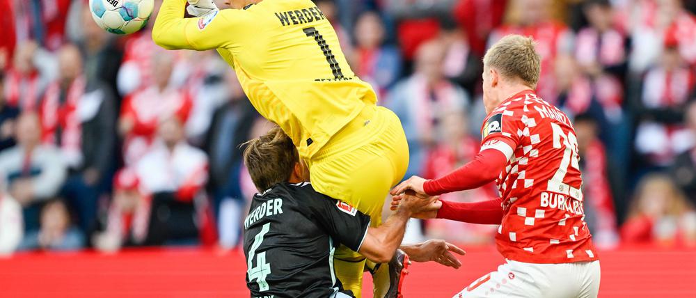 Bremens Torwart Michael Zetterer leitete das 1:1 der Mainzer mit einem Fehler ein.