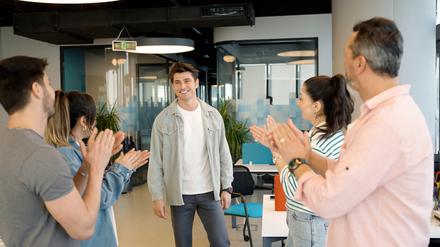 Wer eine Ausbildung sucht, hat viel Auswahl. Unternehmen müssen Nachwuchskräften heute Anreize bieten, um ihre Lehrstellen zu besetzen. 