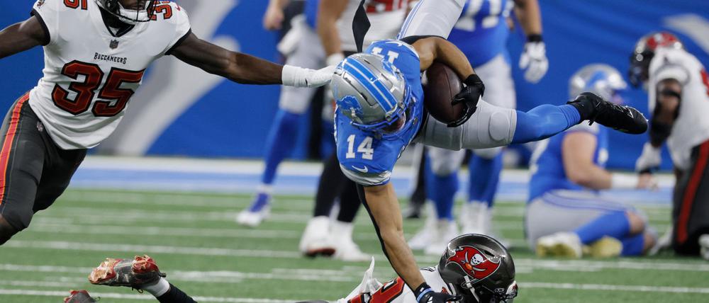 NFL-Profi Amon-Ra St. Brown von den Detroit Lions (Mitte) hatte viele gute Szenen gegen die Buccaneers.