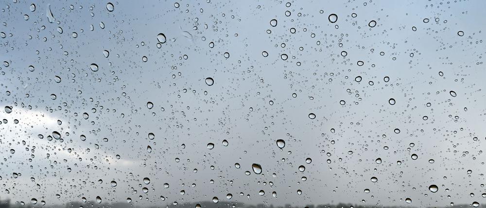 Regen und Wolken bestimmen den Wochenstart in Berlin und Brandenburg. Am Dienstag wird es wärmer. (Archivbild)