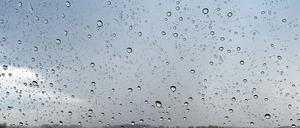 Regen und Wolken bestimmen den Wochenstart in Berlin und Brandenburg. Am Dienstag wird es wärmer. (Archivbild)