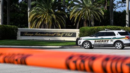 TOPSHOT - A Sherrif block the street outside the Trump International Golf Club in West Palm Beach, Florida, on September 15, 2024 following a shooting incident at former US president Donald Trump's golf course. Trump's campaign reported Sunday that there had been "gunshots in his vicinity" but added that the Republican presidential candidate was safe. (Photo by CHANDAN KHANNA / AFP)