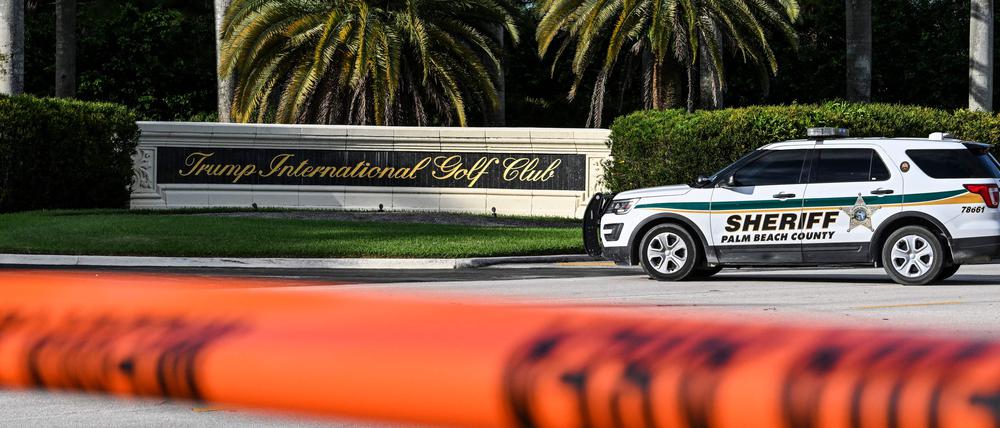TOPSHOT - A Sherrif block the street outside the Trump International Golf Club in West Palm Beach, Florida, on September 15, 2024 following a shooting incident at former US president Donald Trump's golf course. Trump's campaign reported Sunday that there had been "gunshots in his vicinity" but added that the Republican presidential candidate was safe. (Photo by CHANDAN KHANNA / AFP)