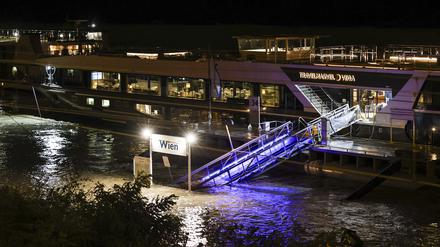 Ein Flusskreuzfahrtschiff hat am Anleger festgemacht. Die Passagiere können die Schiffe nicht verlassen, weil der Anleger im Hochwasser nicht zugänglich ist.