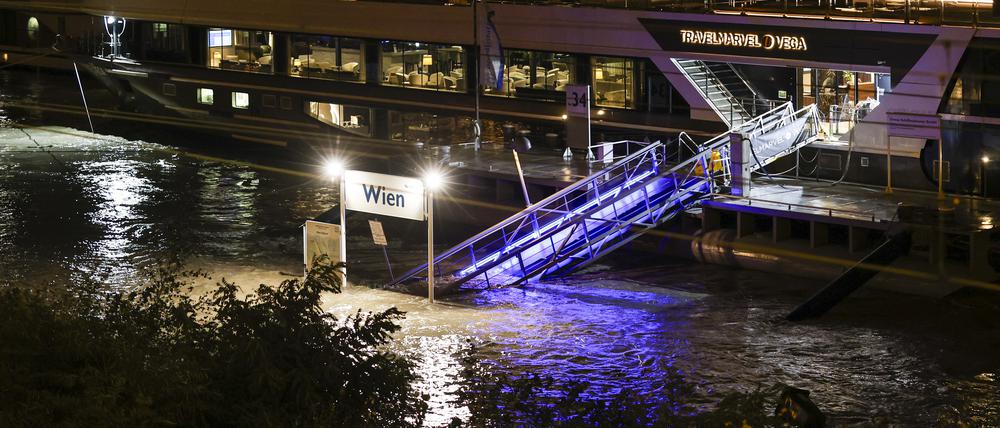 Ein Flusskreuzfahrtschiff hat am Anleger festgemacht. Die Passagiere können die Schiffe nicht verlassen, weil der Anleger im Hochwasser nicht zugänglich ist.