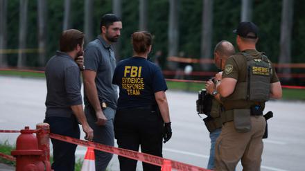 Mitarbeiter der Strafverfolgungsbehörden untersuchen das Gebiet um den Trump International Golf Club nach einem offensichtlichen Attentatsversuch auf den ehemaligen Präsidenten Donald Trump.