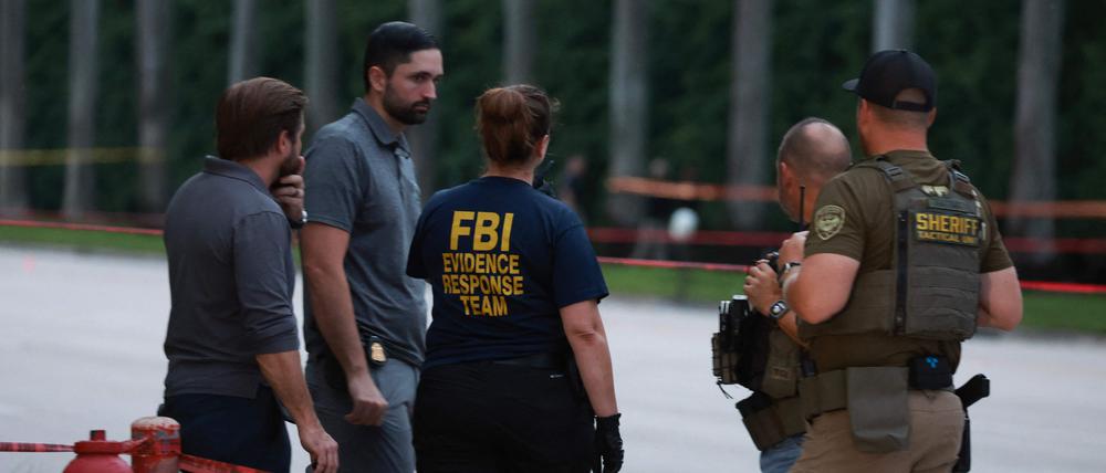 Mitarbeiter der Strafverfolgungsbehörden untersuchen das Gebiet um den Trump International Golf Club nach einem offensichtlichen Attentatsversuch auf den ehemaligen Präsidenten Donald Trump.