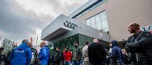 Audi-Angestellte demonstrieren vor dem Werk in Brüssel.