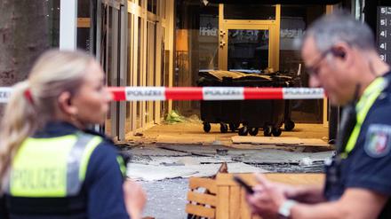 Am Montag in Köln: Polizisten stehen nach einer Explosion vor einem beschädigten Gebäude am Hohenzollernring.