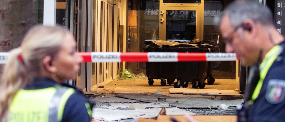 Am Montag in Köln: Polizisten stehen nach einer Explosion vor einem beschädigten Gebäude am Hohenzollernring.