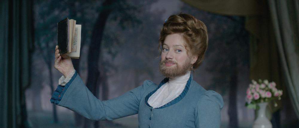 Rosalie (Nadia Tereszkiewicz) ist sich der medialen Aufmerksamkeit für ihre Porträtbilder früh bewusst.