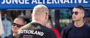 Ein Mann steht bei einer Wahlkampfveranstaltung der AfD Brandenburg in Cottbus am Stand der Jungen Alternative.