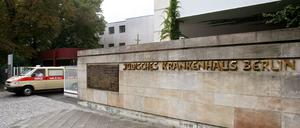 Ein Krankenwagen verlässt das Jüdische Krankenhaus in Berlin.