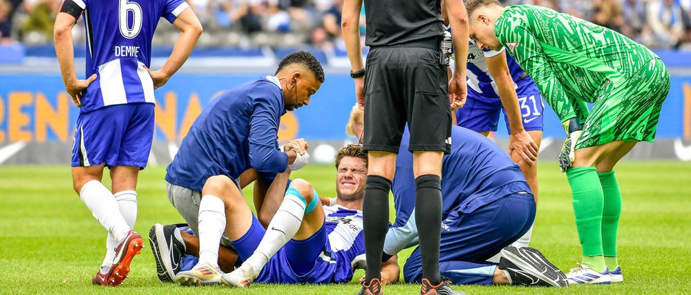 Herthas Innenverteidiger Linus Gechter hat sich im Spiel gegen Fortuna Düsseldorf an der Schulter verletzt. Das bringt Hertha in personelle Nöte.