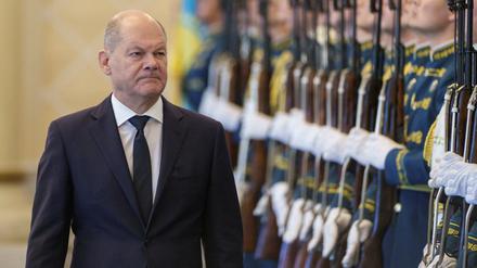 Bundeskanzler Olaf Scholz beim Empfang in der kasachischen Hauptstadt Astana.