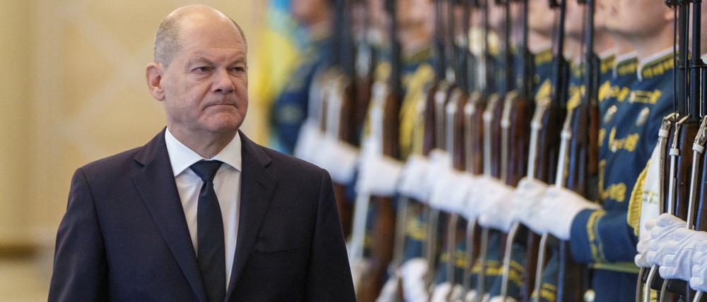 Bundeskanzler Olaf Scholz beim Empfang in der kasachischen Hauptstadt Astana.