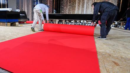Ein roter Teppich wird ausgerollt.