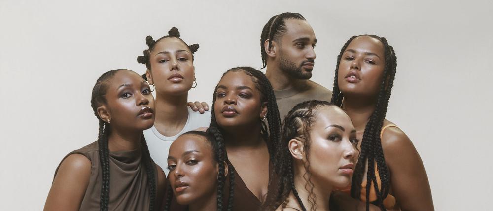 Models, die Afro-Kunsthaar von Kynd Hair tragen.