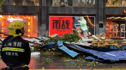 Ein Feuerwehrmann in Shanghai während dem Taifun „Bebinca“.