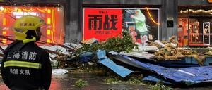Ein Feuerwehrmann in Shanghai während dem Taifun „Bebinca“.