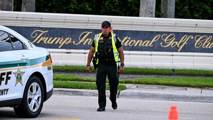 Am Sonntagnachmittag spielte Trump Golf in seinem Club in West Palm Beach.
