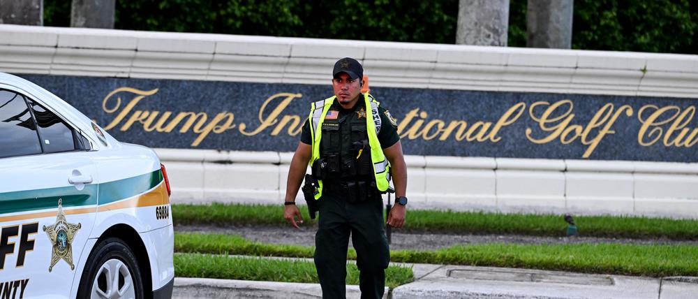 Am Sonntagnachmittag spielte Trump Golf in seinem Club in West Palm Beach.