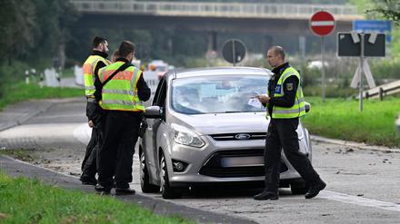 Polizisten der Bundespolizei kontrollieren an der Grenze zu Belgien einreisende Fahrzeuge. 