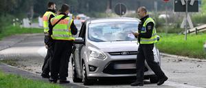Aachen: Polizisten der Bundespolizei kontrollieren an der Grenze zu Belgien einreisende Fahrzeuge. 