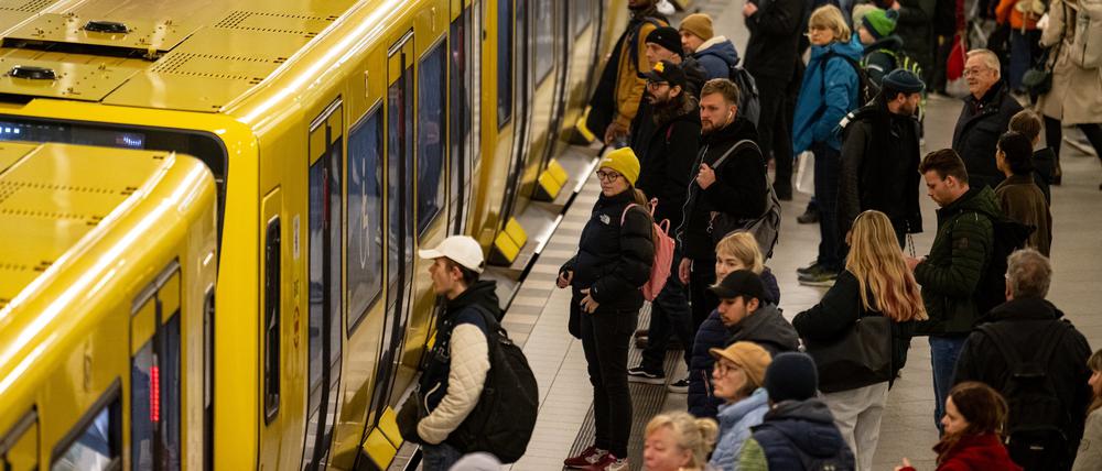 Menschen warten auf die U-Bahn.