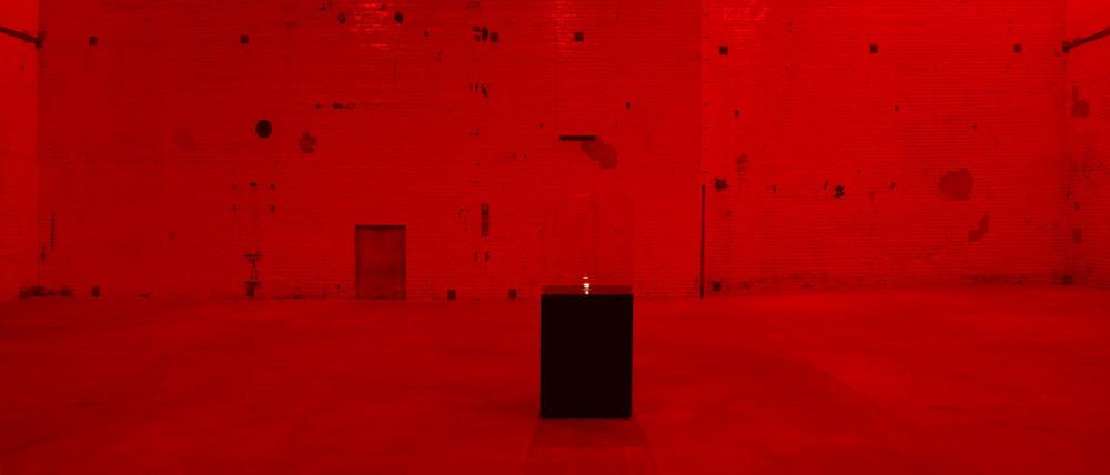 Von rotem Licht umfangen: Alfredo Jaars Installation „The End of the World“ im Kesselhaus des KINDL – Zentrum für zeitgenössische Kunst.