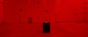 Von rotem Licht umfangen: Alfredo Jaars Installation „The End of the World“ im Kesselhaus des KINDL – Zentrum für zeitgenössische Kunst.