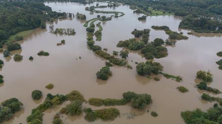 Die Hochwasserlage bleibt angespannt. Die Lausitzer Neiße trat in Sachsen südlich von Görlitz über die Ufer.