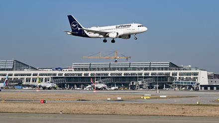 Auf dem Flughafen Stuttgart landet eine Maschine von Lufthansa. Die Fluggesellschaften müssen immer mehr staatliche Gebühren zahlen. In Frankfurt beträgt der Zuwachs (gegenüber 2019) 53 Prozent, in München und Berlin 66 Prozent und in Hamburg 75 Prozent. 