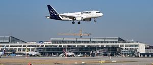 Auf dem Flughafen Stuttgart landet eine Maschine von Lufthansa. Die Fluggesellschaften müssen immer mehr staatliche Gebühren zahlen. In Frankfurt beträgt der Zuwachs (gegenüber 2019) 53 Prozent, in München und Berlin 66 Prozent und in Hamburg 75 Prozent. 
